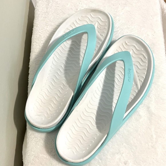 Native Shoes Teal and white flip flops - Picture 3 of 6